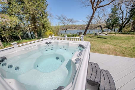 Outdoor spa tub. Riverfront Retreat 7mil from MD Renaissance Fest!