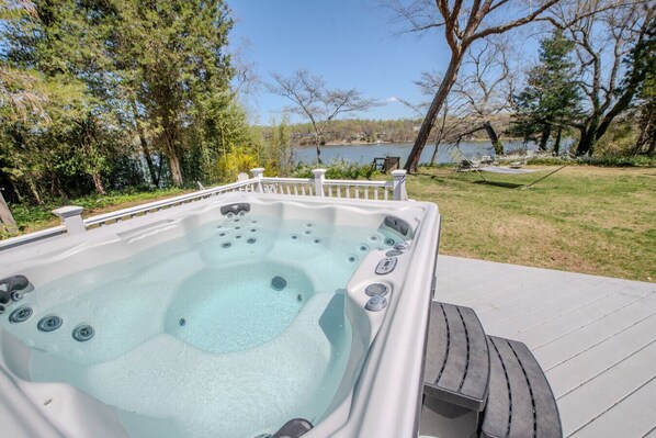 Outdoor spa tub