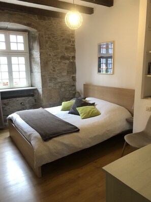 1 slaapkamer, een bureau, een strijkplank/strijkijzer, reisbedje