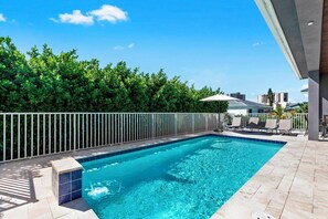 Unclassified image, 3 of 24, button