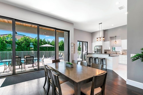 Live in Luxury; Walk to the beach, shops and more