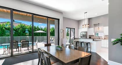 Live in Luxury; Walk to the beach, shops and more