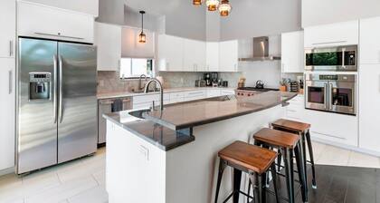 Live in Luxury; Walk to the beach, shops and more