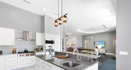 Live in Luxury; Walk to the beach, shops and more