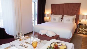 Minibar, caja de seguridad en la habitación y escritorio