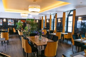 2 restaurants, breakfast served