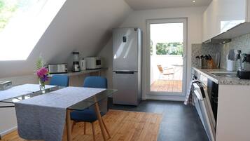 Kühlschrank, Mikrowelle, Ofen, Herdplatte