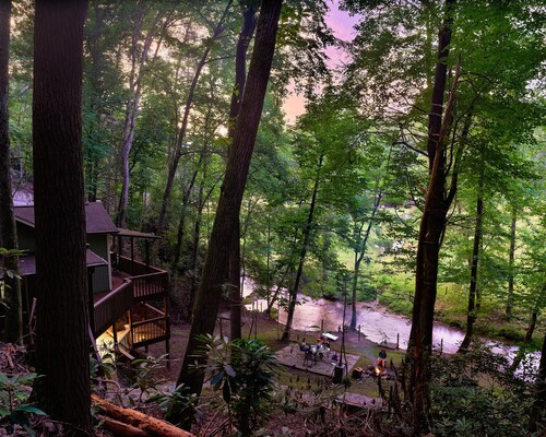 Secluded Creekside Cabin in Morganton near Linville Gorge - hot tub