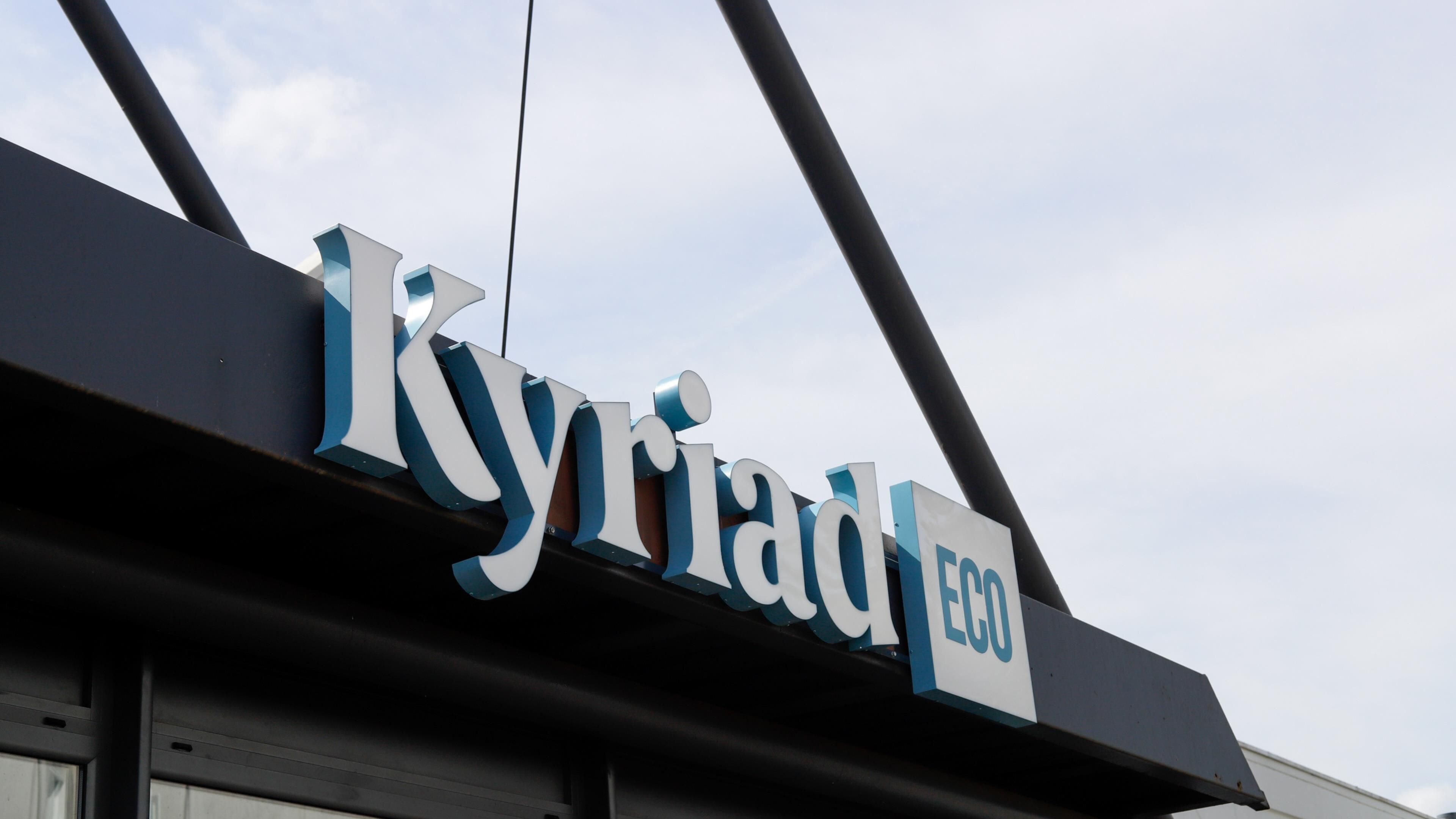 Une enseigne portant les mots « Kyriad » et « ECO », indiquant qu’il s’agit d’un établissement respectueux de l’environnement.
