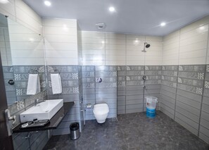 Family Suite | Bathroom | Rainfall showerhead, free toiletries, slippers, towels - HOTEL TRIMURTI (Haridwar)