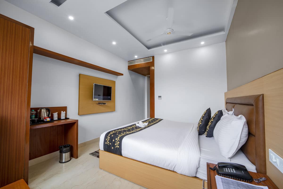 Deluxe Double or Twin Room | Egyptian cotton sheets, premium bedding, down comforters, soundproofing