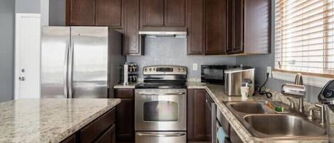 Frigorífico, microondas, horno y placa de cocina