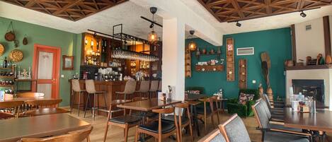 Déjeuner et dîner servis sur place