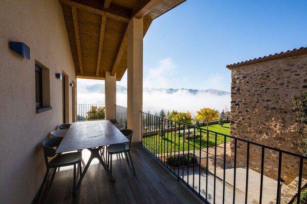 Outdoor dining - DALT'S COUNTRY (Sant Joan de les Abadesses)