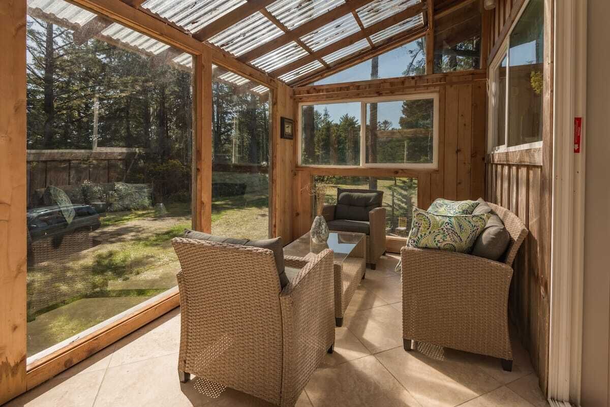 智能电视、DVD 播放器、书、影片库