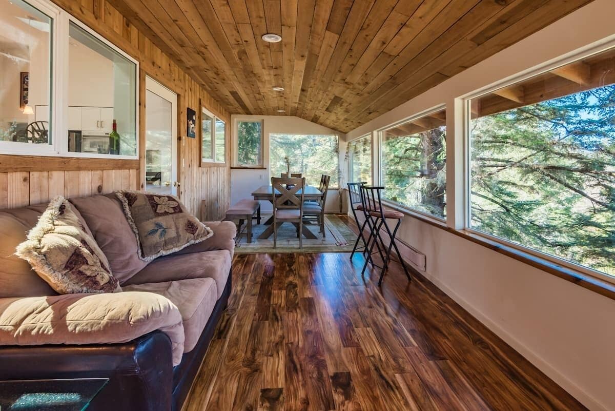 TV connectée, lecteur de DVD, livres, vidéothèque