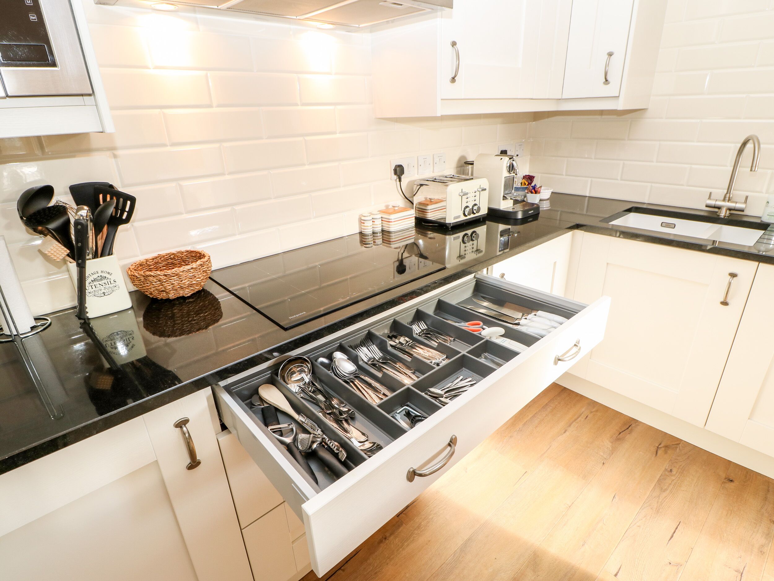 Casa de campo | Cocina privada | Refrigerador, lavavajillas, tetera eléctrica y utensilios de cocina 