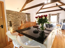 Cottage | Private kitchen | Fridge, dishwasher, electric kettle, toaster
