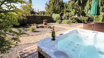 Cottage | Outdoor spa tub