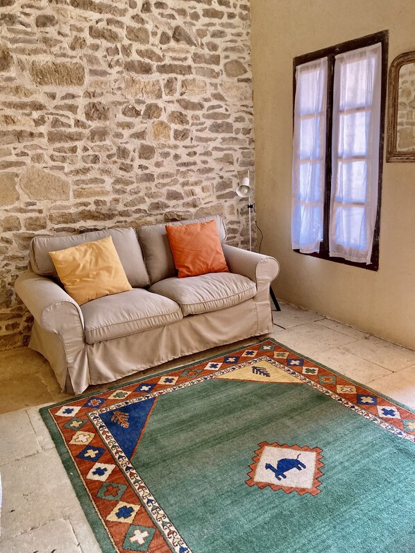 Smart TV, fireplace, DVD player, books