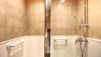 Een douche, een haardroger, handdoeken