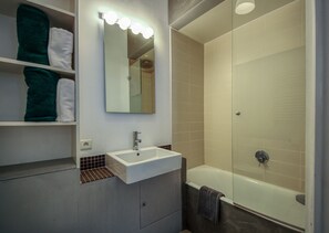 Badekar, hårføner og håndklær