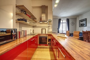 冷蔵庫、電子レンジ、オーブン、食器洗い機