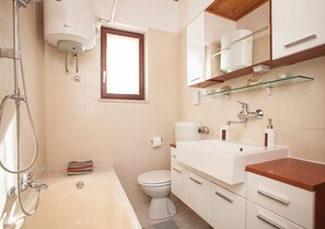 Ducha y bañera combinadas, secador de pelo, toallas y jabón