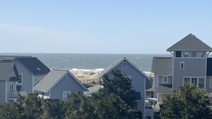 Ein Wohngebiet an der Küste mit Häusern mit Blick auf das Meer.