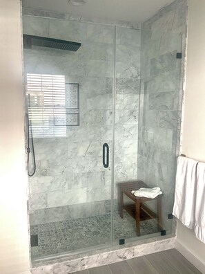 Ensemble douche/baignoire, sèche-cheveux, serviettes fournies, savon
