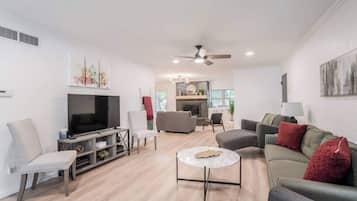 スマートテレビ、暖炉、Netflix、Hulu