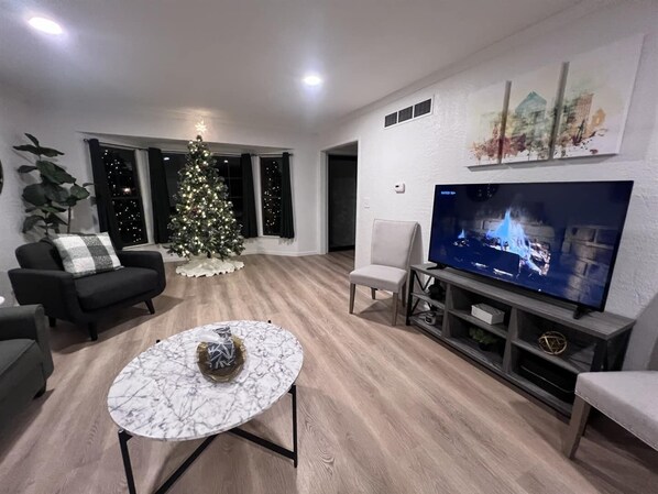 Una Smart TV, una chimenea, Netflix, Hulu