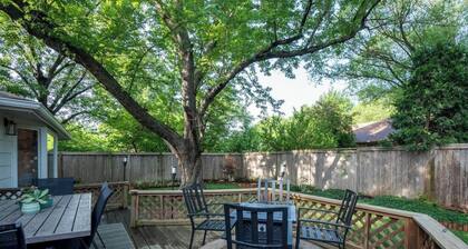 East Side Emerald - Incredible Location! Pool Table, Fire Pit, 2K