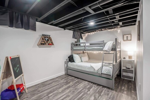 6 عدّة غرف نوم وأسرّة بإسفنج يتكيف مع شكل الجسم ومكتب وستائر تعتيم