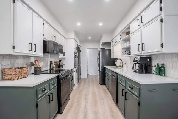 Réfrigérateur, micro-ondes, four, plaque de cuisson