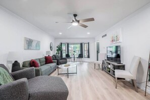 Una Smart TV, una chimenea, Netflix, Hulu