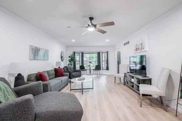 Smart TV, fireplace, Netflix, Hulu