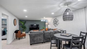 Smart TV, fireplace, Netflix, Hulu