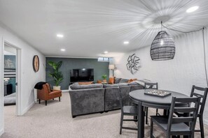 Smart TV, fireplace, Netflix, Hulu