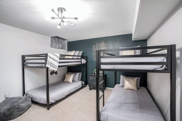 6 Schlafzimmer, Betten mit Memory-Foam-Matratzen, Verdunkelungsvorhänge