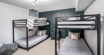 East Side Emerald - Incredible Location! Pool Table, Fire Pit, 2K