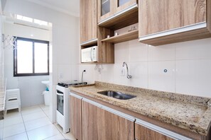 Apartment | Private kitchen | Fridge, microwave, oven, blender - Fabiano Ubatuba (Ubatuba)