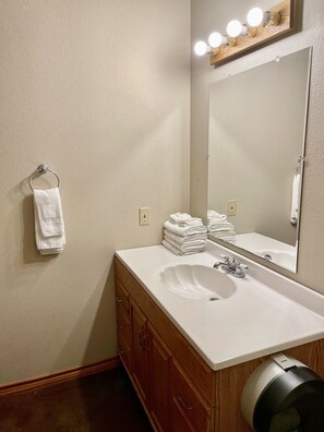 Combined shower/bathtub, towels - Cozy retreat on the lake (Graham)