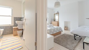 Basic-Apartment, 2 Doppelbetten | 2 Schlafzimmer, laptopgeeigneter Arbeitsplatz, Bügeleisen/Bügelbrett