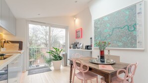 Basic-Apartment, 2 Doppelbetten | Eigene Küche | Wasserkocher mit Kaffee-/Teezubehör, Kühlschrank, Mikrowelle, Ofen