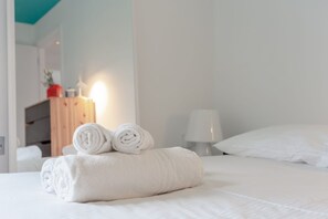 Basic Apartment, 2 Double Beds | 2 bedrooms, laptop workspace, iron/ironing board, bed sheets - Stylish 2 Bedroom Apartment in London (London)