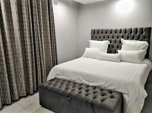 Luxurious modern home w/solar - 5 minutes from Westgate mall.