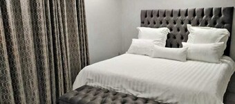 Luxurious modern home w/solar - 5 minutes from Westgate mall.