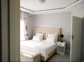 4 bedrooms, iron/ironing board, free WiFi, bed sheets - Luxurious modern home w/solar - 5 minutes from Westgate mall. (Harare)