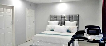 Luxurious modern home w/solar - 5 minutes from Westgate mall.